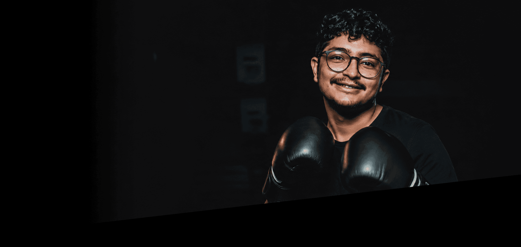 Atleta com luvas de boxe